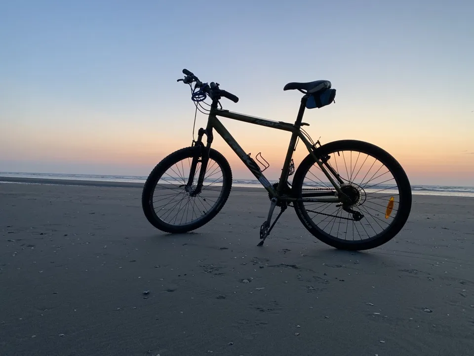 Mooie zonsondergang op het strand