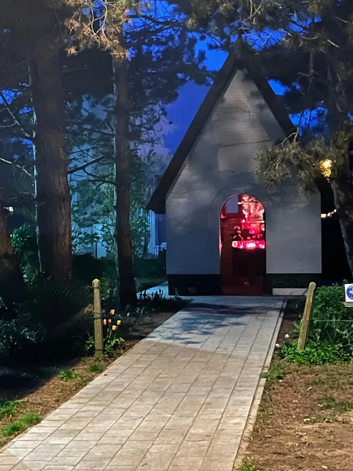 Verlichte kapel in het donker