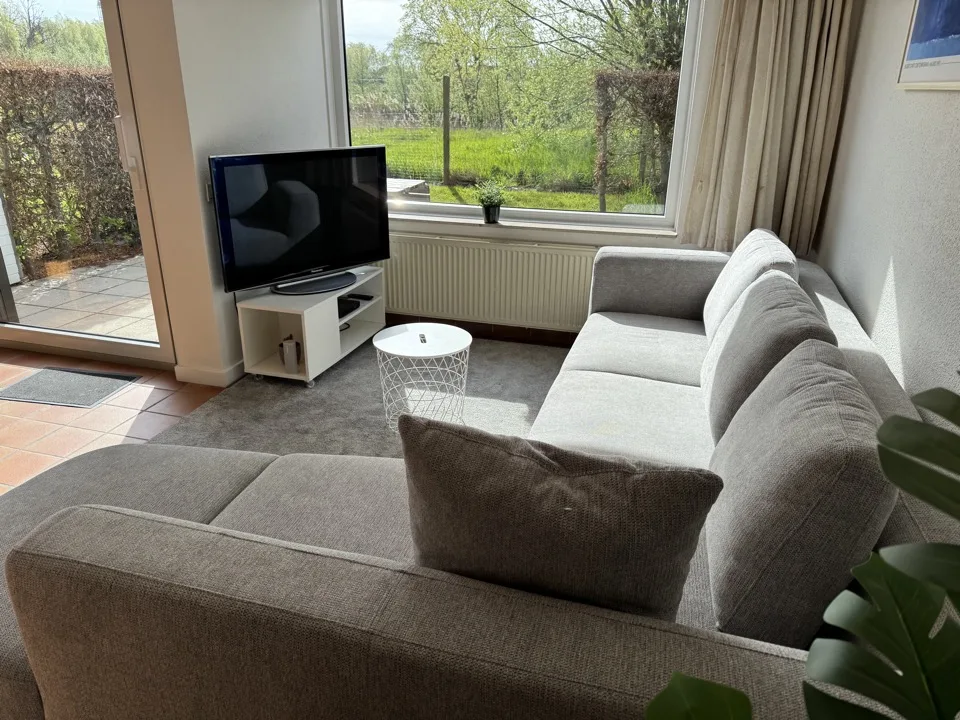 Ruime living met zitruimte vanuit een andere invalshoek