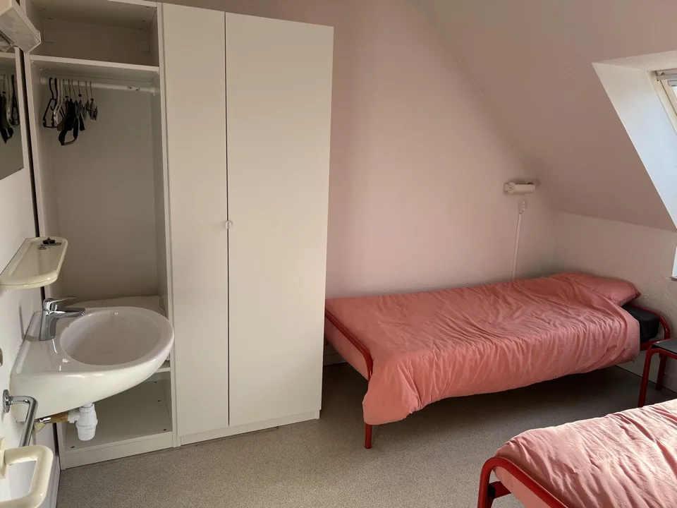 Lavabo in slaapkamer 2 vanuit een andere invalshoek