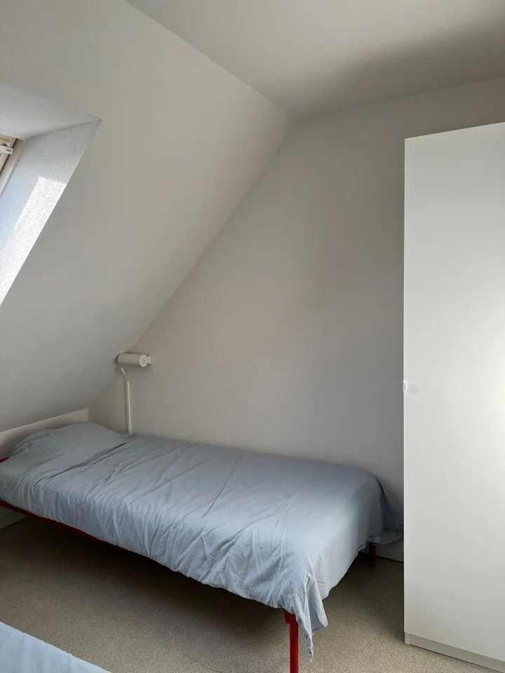 Slaapkamer 3 met twee eenpersoonsbedden vanuit een andere invalshoek