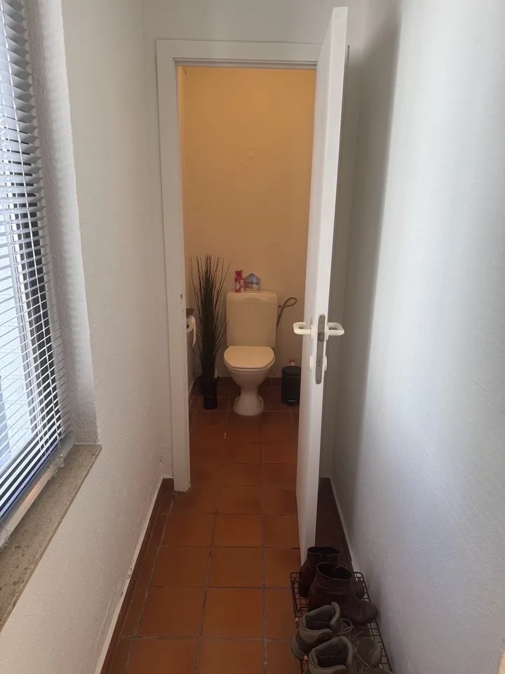 Apart toilet aan de gang op het gelijkvloers, naast de badkamer