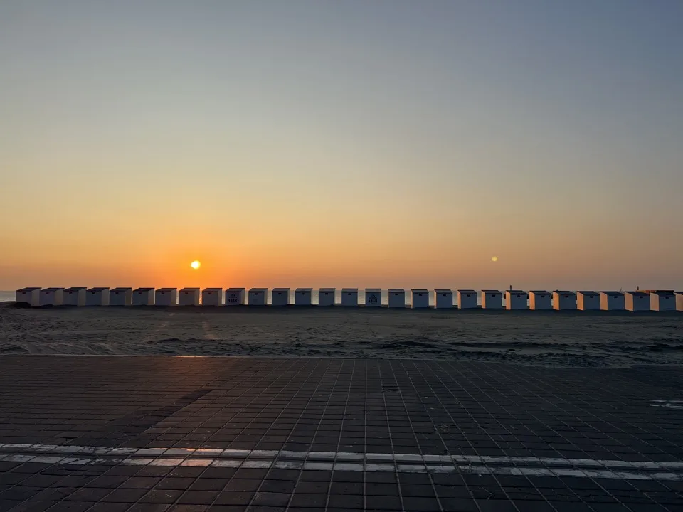 Zonsondergang achter de strandkotjes